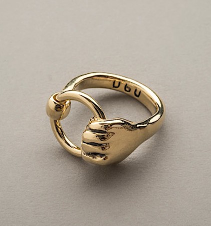 Bague « main et anneau » - dorée